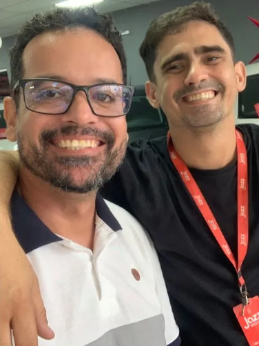Wanderson de Oliveira com vendedor da Jazz Veículos